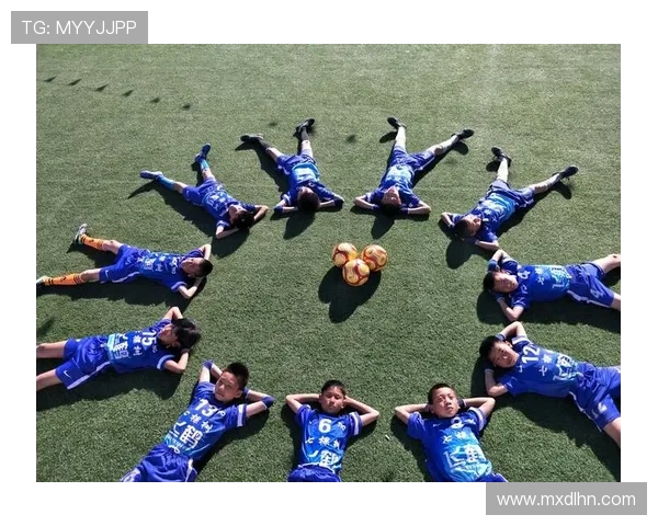 围绕足球明星成长历程与场内外影响力的深度观察与精彩解析全面展示